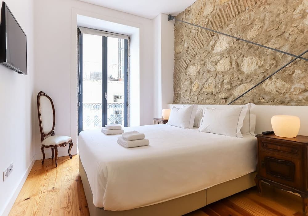 JOIVY Modern classic 1-bed Apt w/ balcony, nearby Avenida da Liberdade