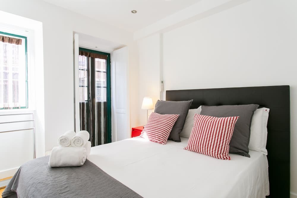 JOIVY Cosy 1-bed flat w/balcony in Alfama, moments from the Port