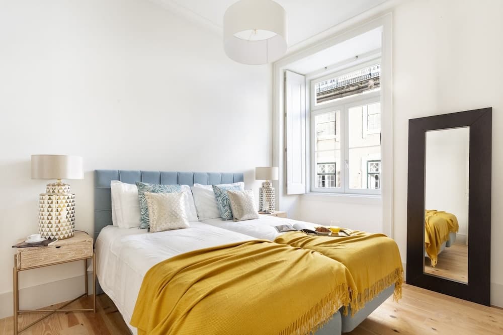 JOIVY 2BR Pastel dreams Apt by the Santa Justa Lift, in Baixa