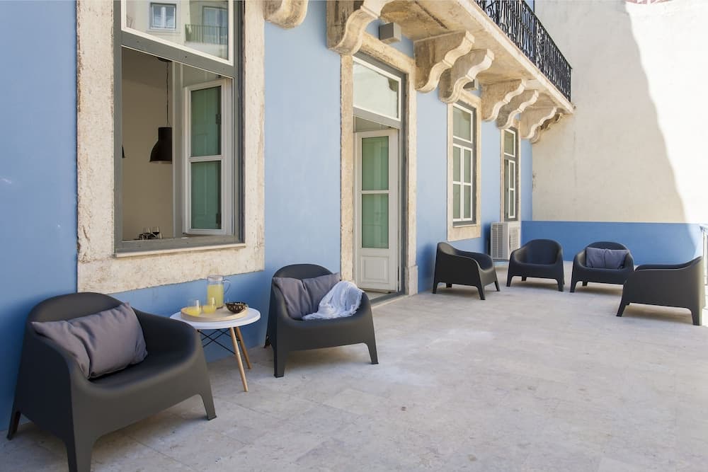 JOIVY Exclusive 4BR home w/3 workspaces&garden in Baixa