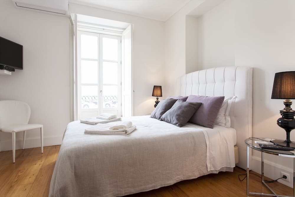 JOIVY Stylish 2BR Apt w/balcony at the heart of Baixa