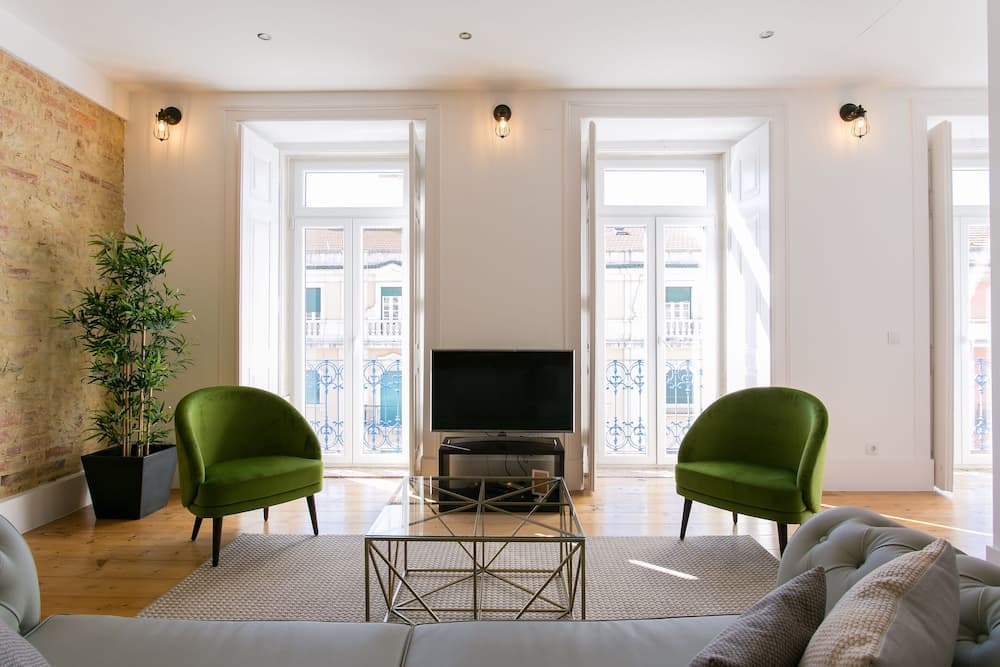 JOIVY Gorgeous 3BR home w/balcony nearby Time Out Market