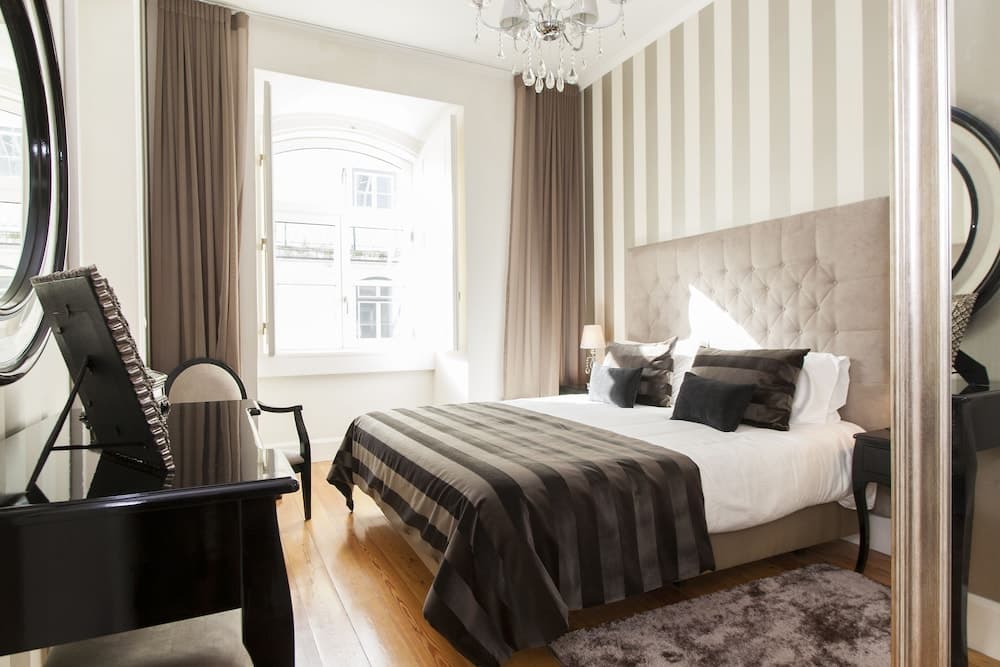 JOIVY Elegant 3BR Apt w/terrace in Baixa, 3mins to Lisbon Cathedral