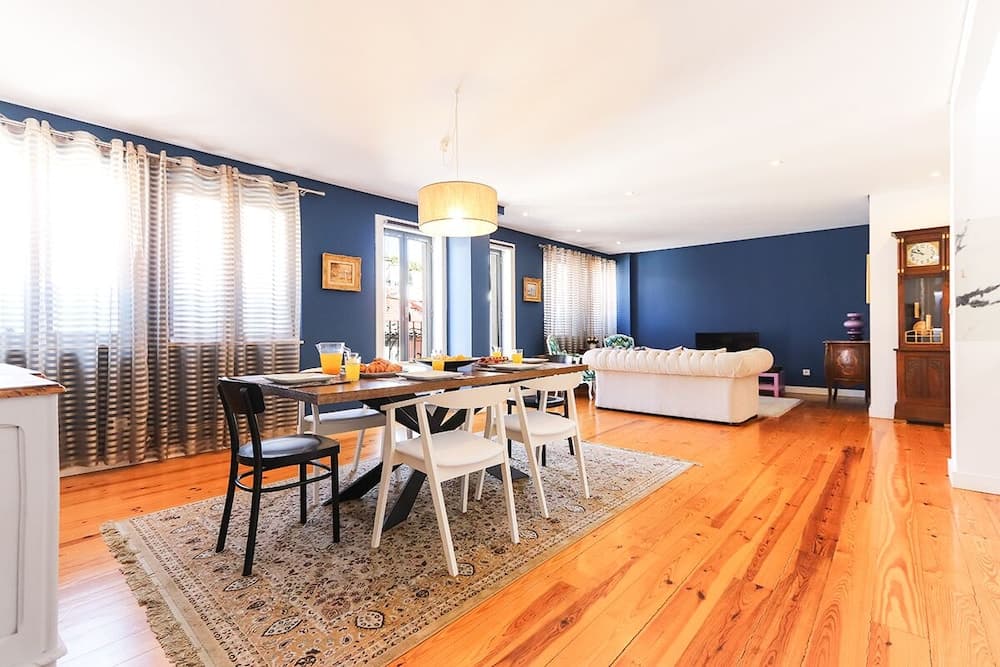 JOIVY Bold & classy 2BR home w/balcony in Baixa, moments from shopping streets