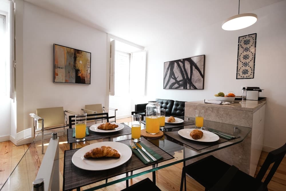 JOIVY Elegant 2BR Apt nearby tram 28E stop - Portas Sol