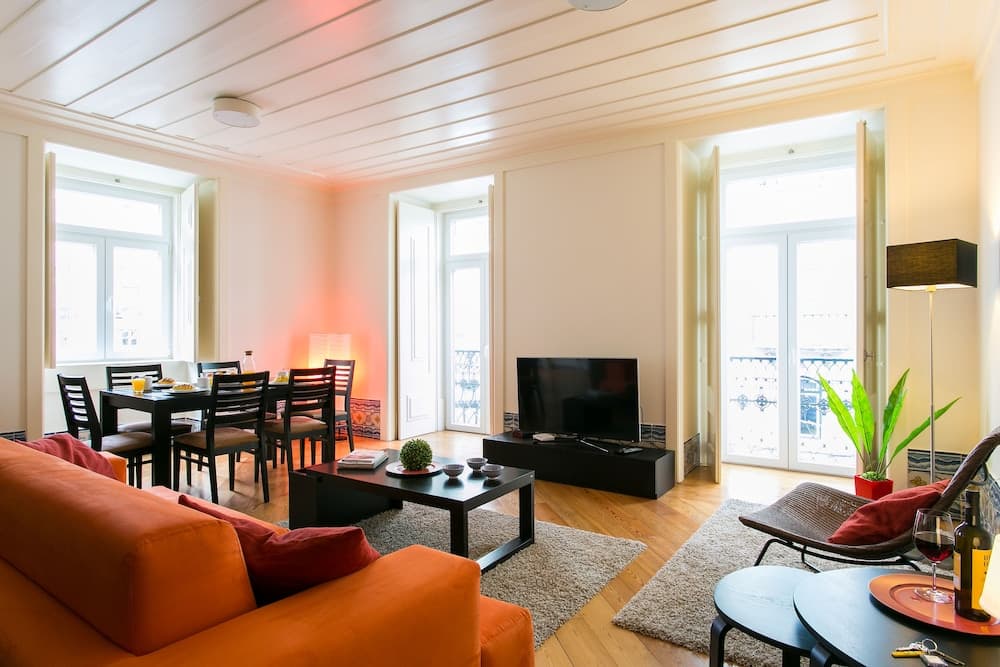 JOIVY Elegant 2BR Apt w/workspace nearby Baixa-Chiado subway