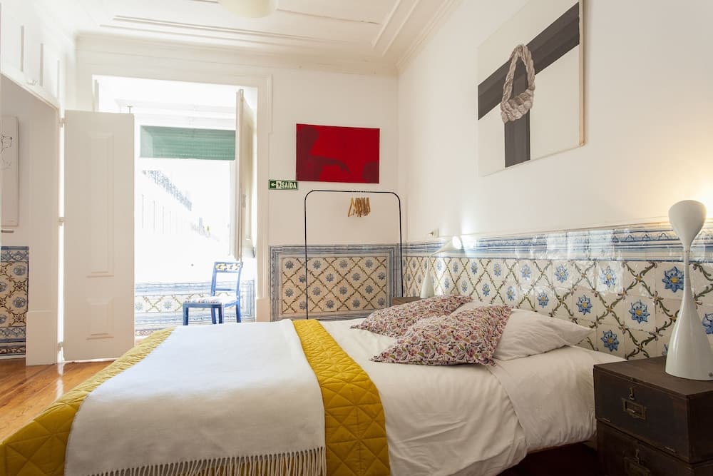 JOIVY Classic 3BR home w/workspace in Chiado, 2mins from Baixa-Chiado subway