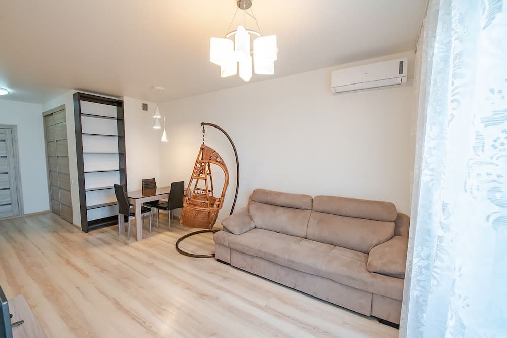 Apartment on Leonova 66