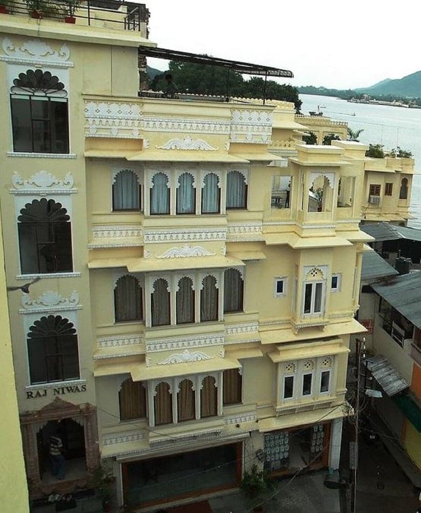 Hotel Raj Niwas