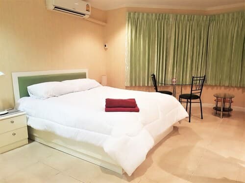 Jomtien Thip Condotel - Sleeps 2 Beachside