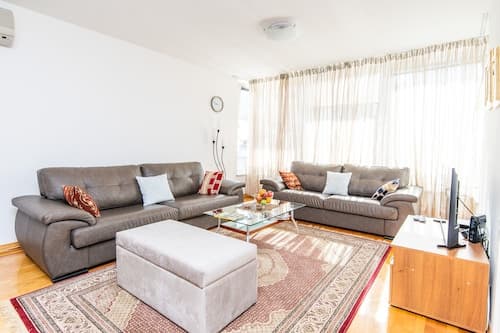 Modern 2bdr Apartment in the Center- Free Parking
