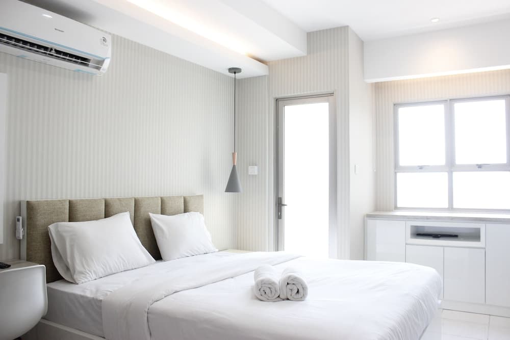 Gorgeous Studio at Mekarwangi Square Apartment with Mountain View