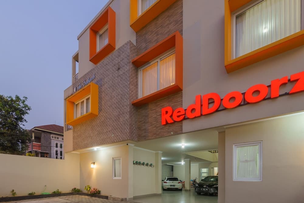 RedDoorz near Taman Makam Pahlawan Cikutra