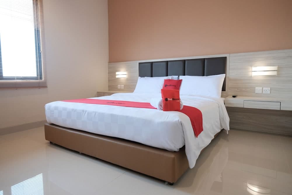 RedDoorz Plus near Ferry Terminal Batam Center