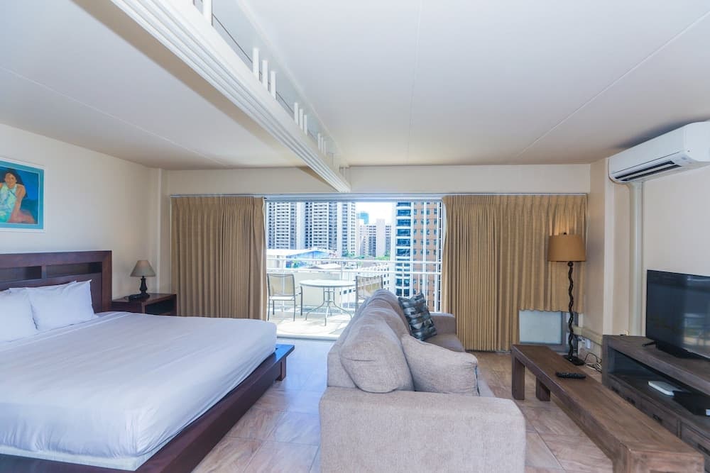 Ilikai Tower One Bedroom Lagoon View Waikiki Condos With Lanai & Free Wifi