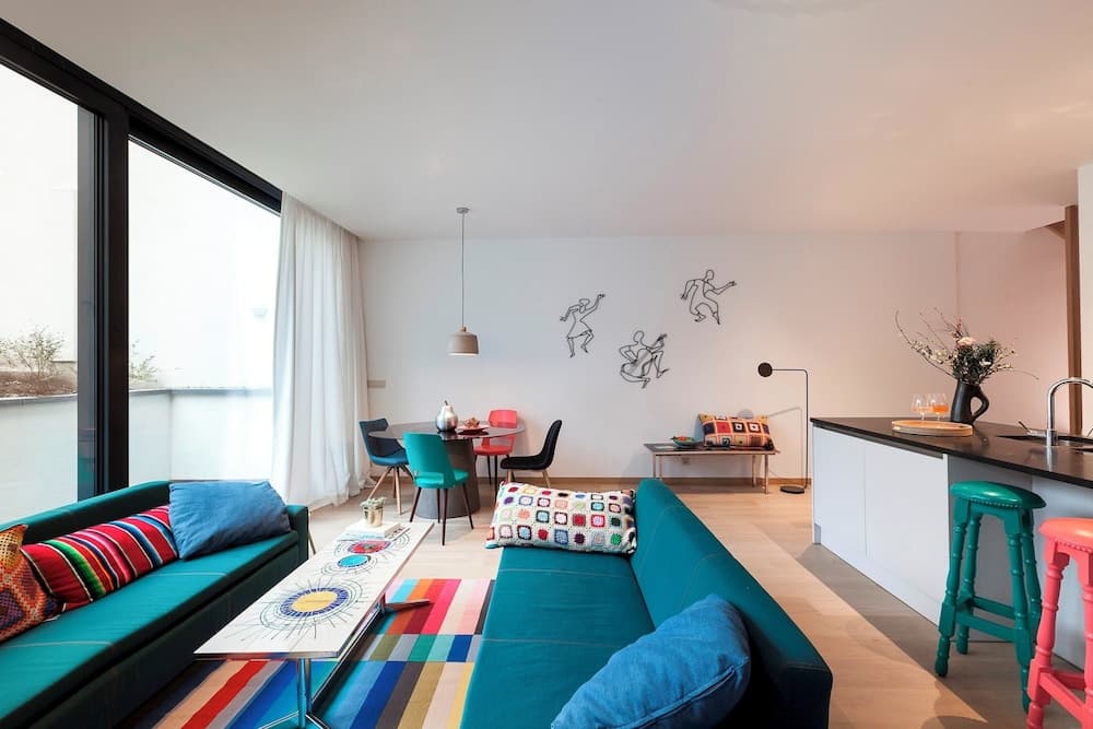 Unit 6 - Colorful Smart Home Triplex Private Garden & Parking