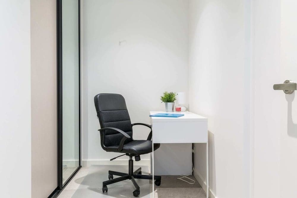 Modern 1 Bedroom in Tranquil Parklands