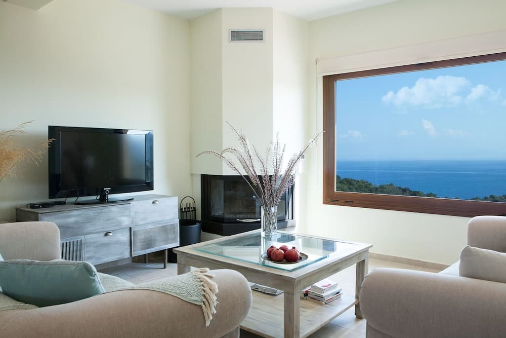 Family Vacation home with Views in Heart of Mani