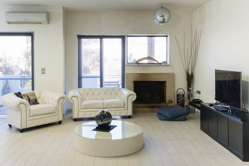 Thomis Beach Family Home Near the Sea