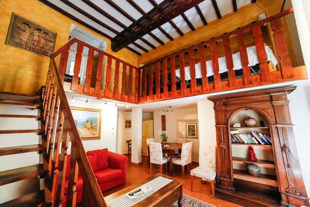 Traditional apt Close to The Duomo - private yard!