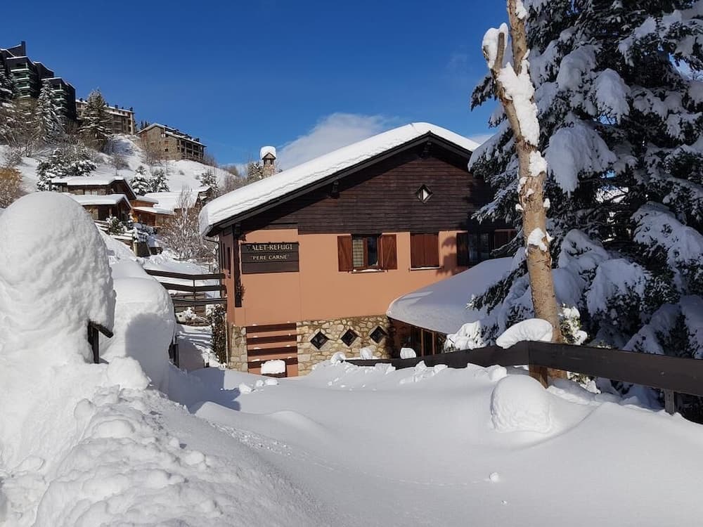 Hostal Xalet Refugi Pere Carné - Hostel