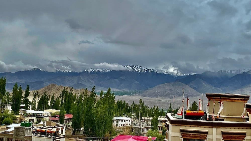 Konaklama yerinden şehir manzarası