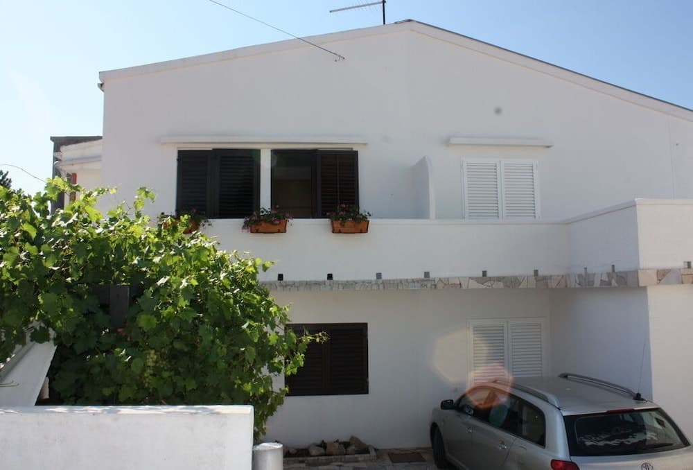 Dora Apartments