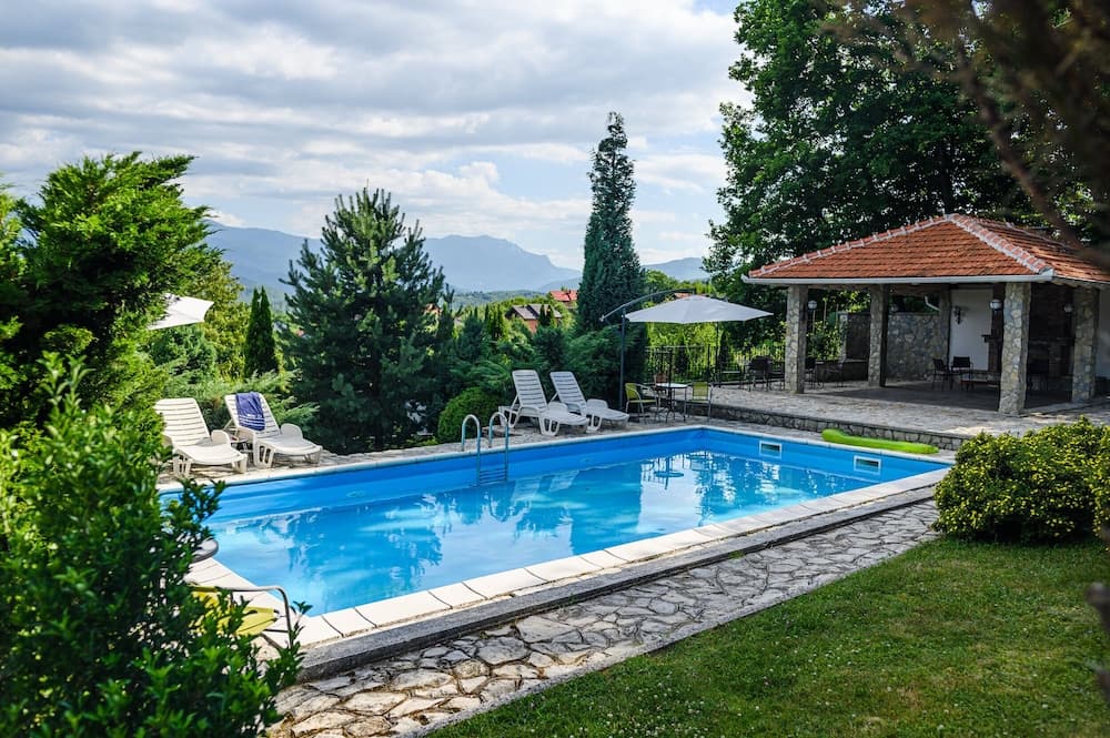 Luxury Green Oasis Villa With Pool!