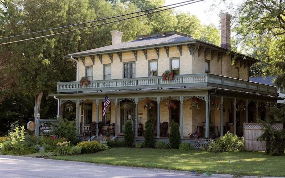 Iron Amethyst Inn   Boutique Hotel