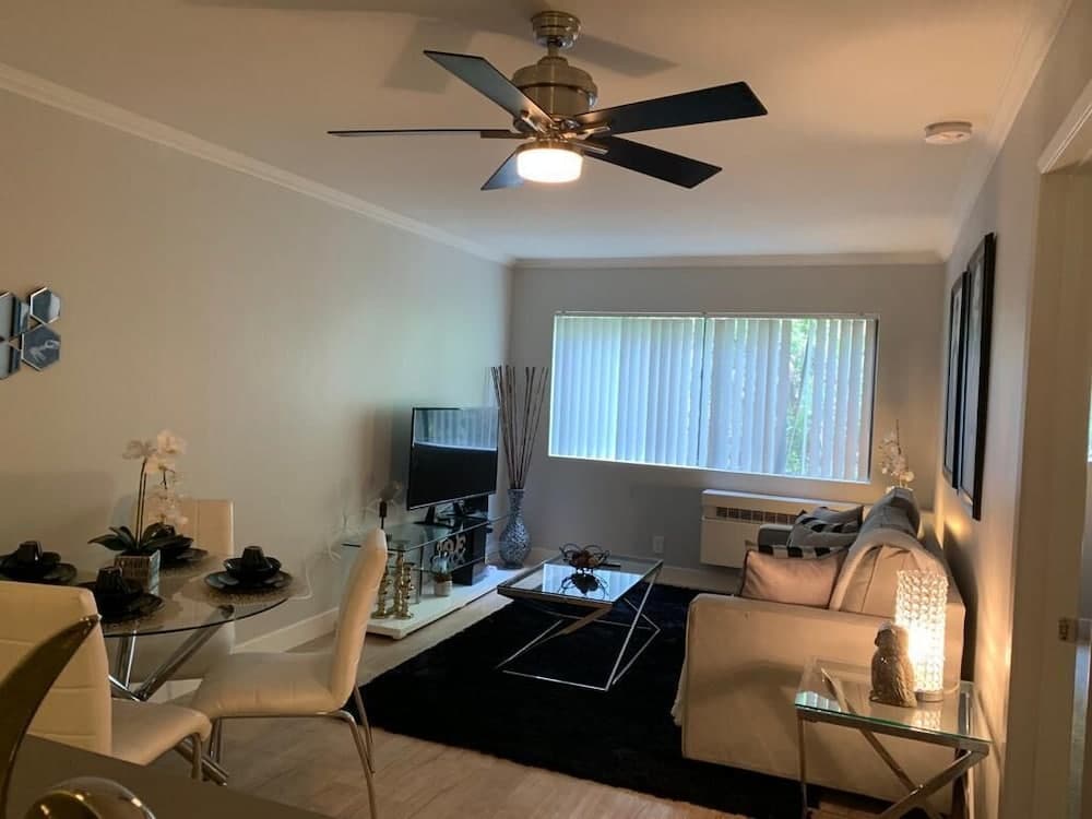 Hollywood Charming Vacation