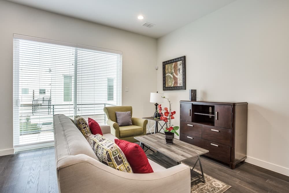 Modern Dallas TownHome 2 BR fully furnis