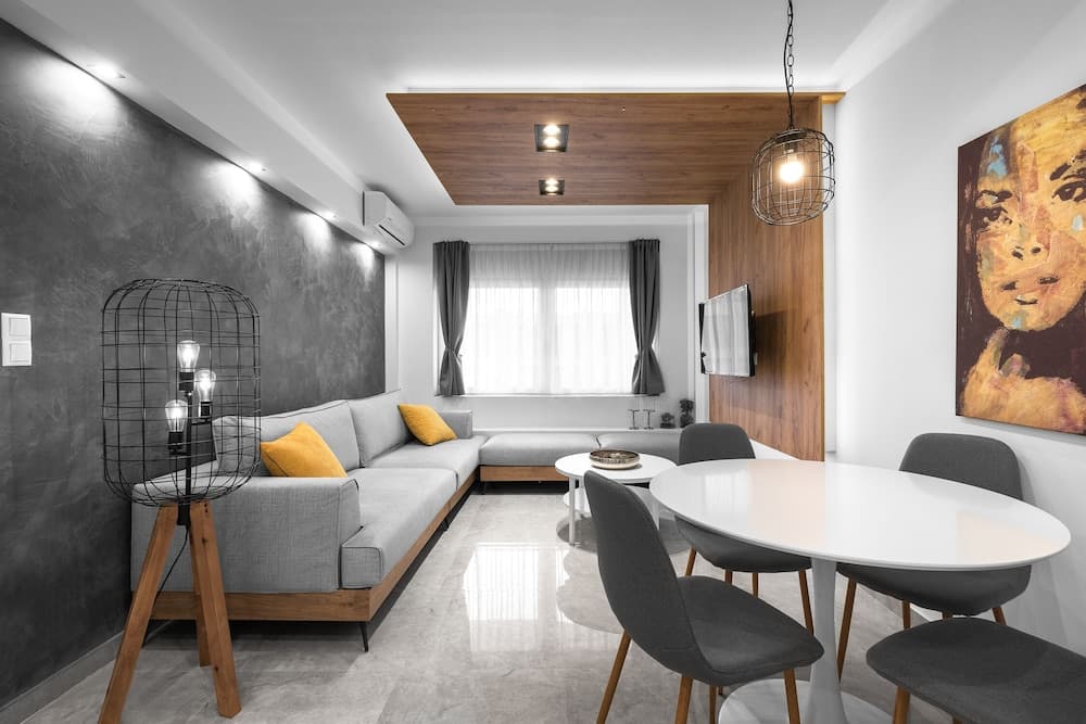 White and Wood Nilie Hospitality MGMT