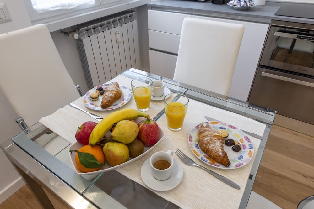 Odada yemek servisi