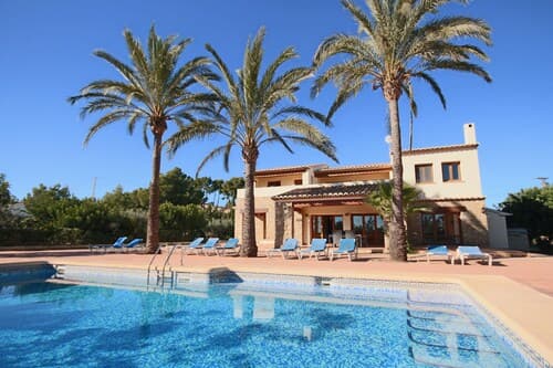 Private 4-bedroom Villa w/ Pool, Summer Kitchen & Expansive Living Space
