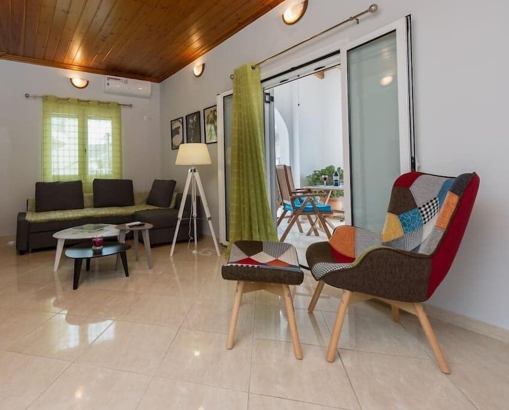 Thano's Stylish Flat, Just 150m To The Beach