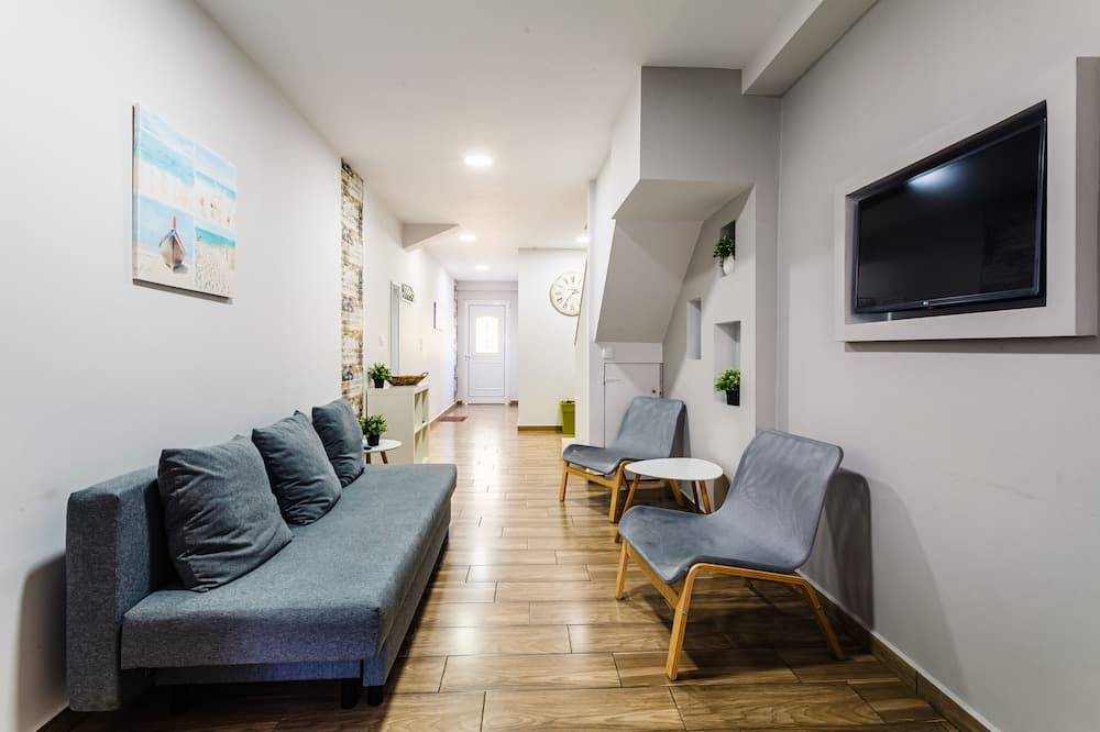 City-Sea Fusion, Elegant Gem Minutes from the Beach