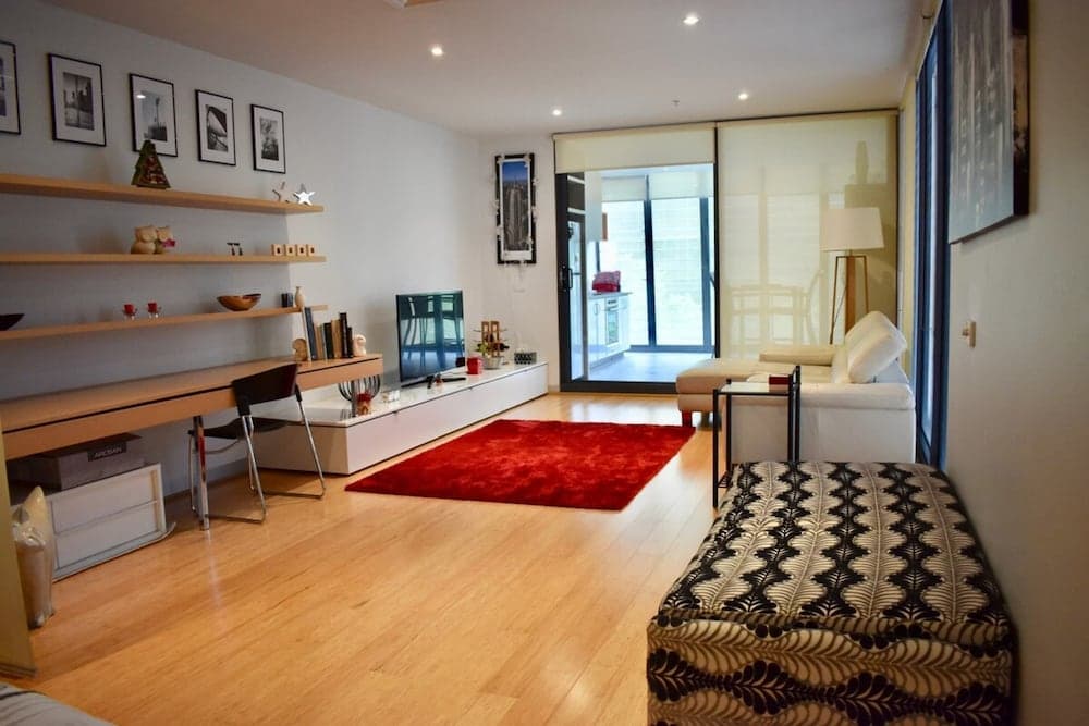 Spacious 1 Bedroom Apartment in the Heart of Melbourne's CBD