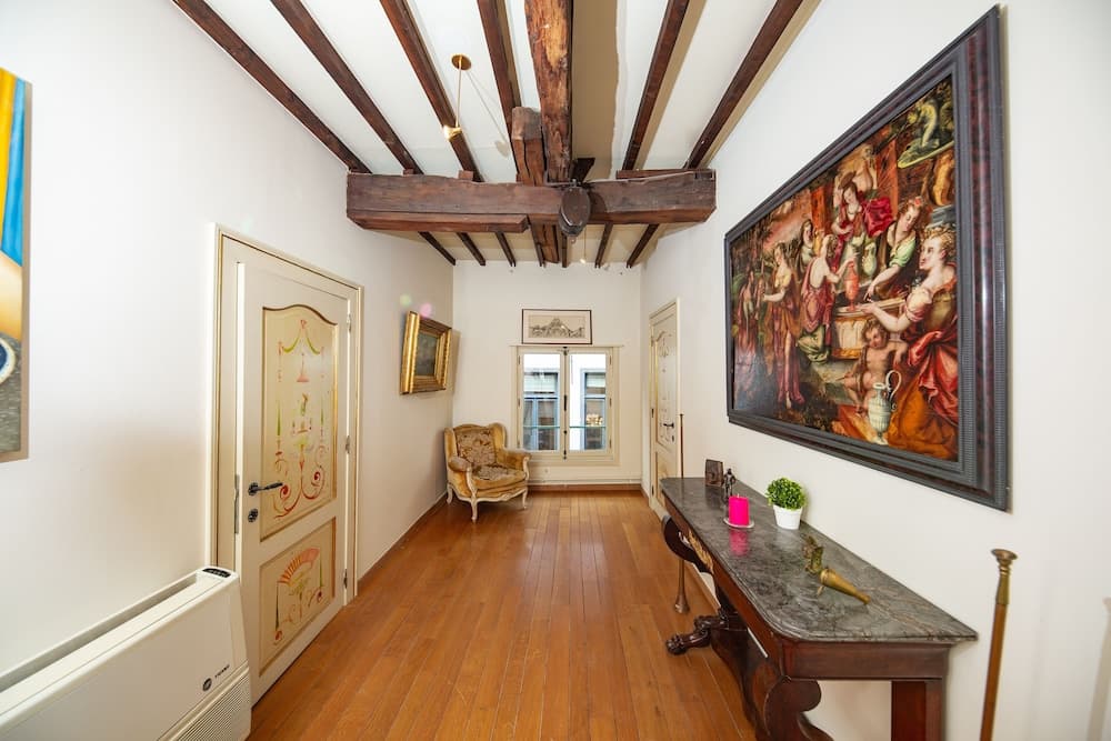 Unique Apartment In Historic Mansion