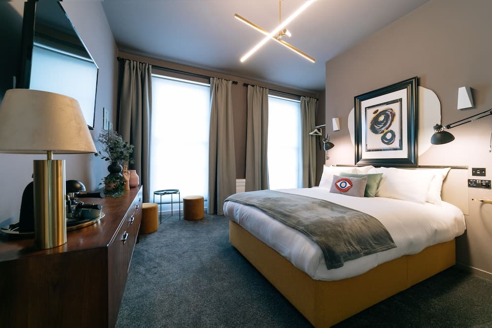 The Warwick by Aura Collection