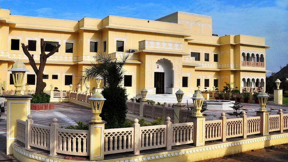 Hotel Raj Bagh Palace