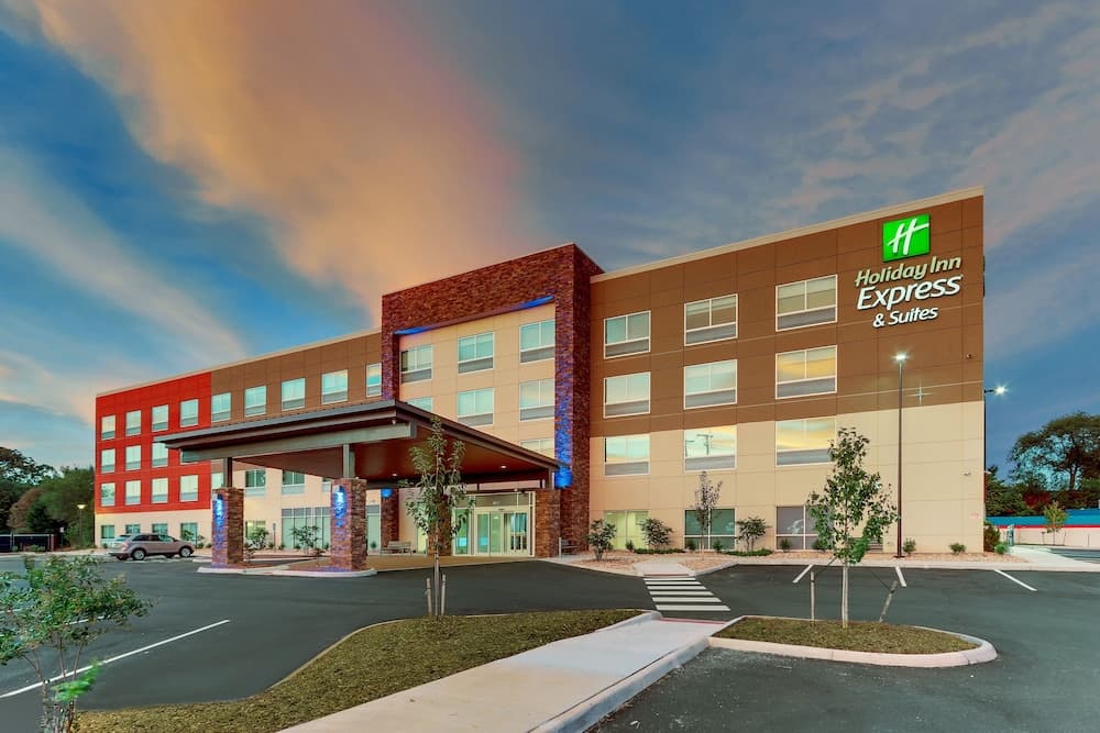 Holiday Inn Express & Suites Roanoke – Civic Center by IHG
