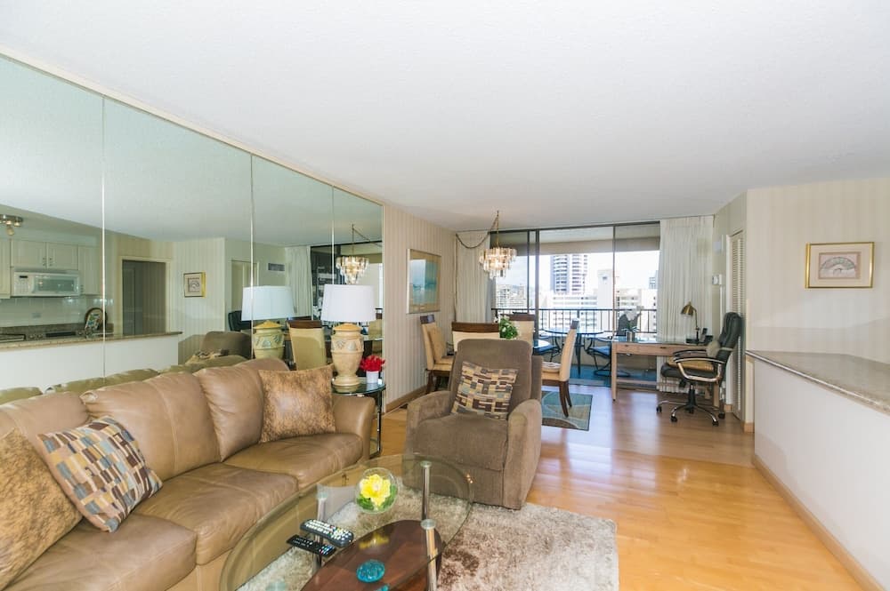 Spacious Condos with Private Balcony at Discovery Bay - Free Wifi, Near Beaches!