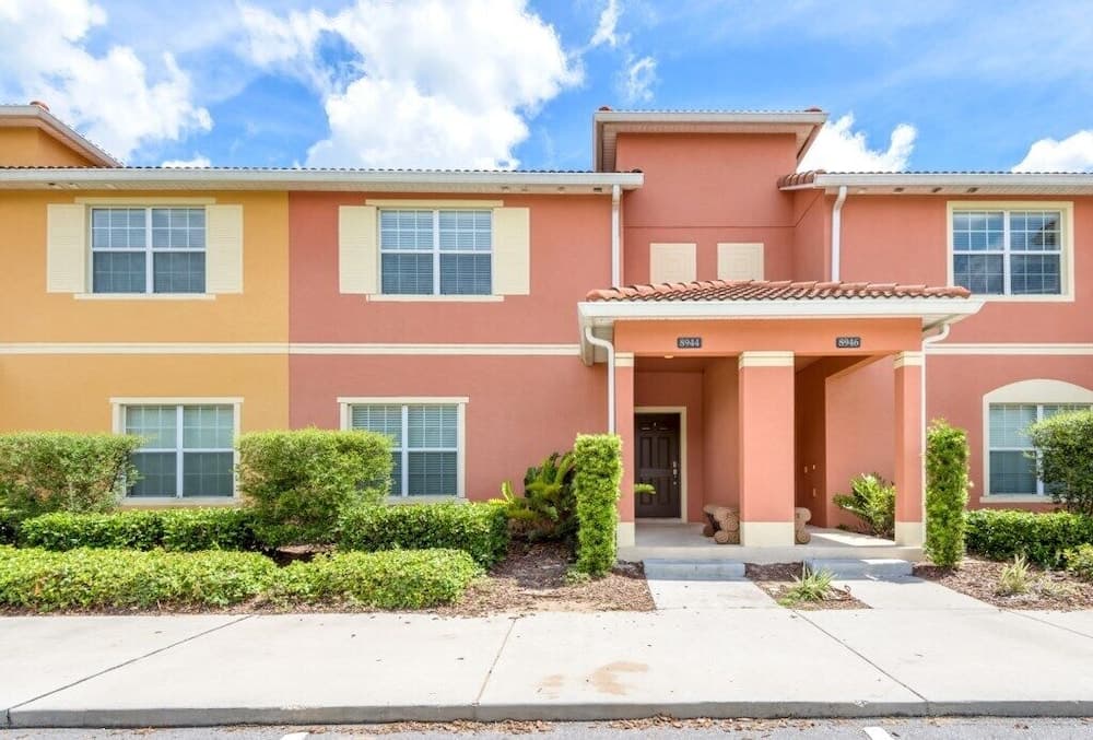 8944cuban 4 Bedroom Townhouse by RedAwning