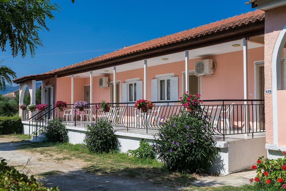 Roussa's Studios and Apartments