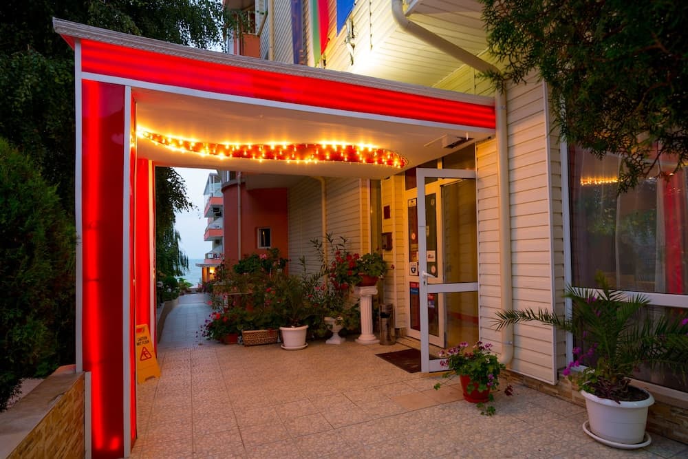 Konaklama yerinin ön cephesi - akşam/gece