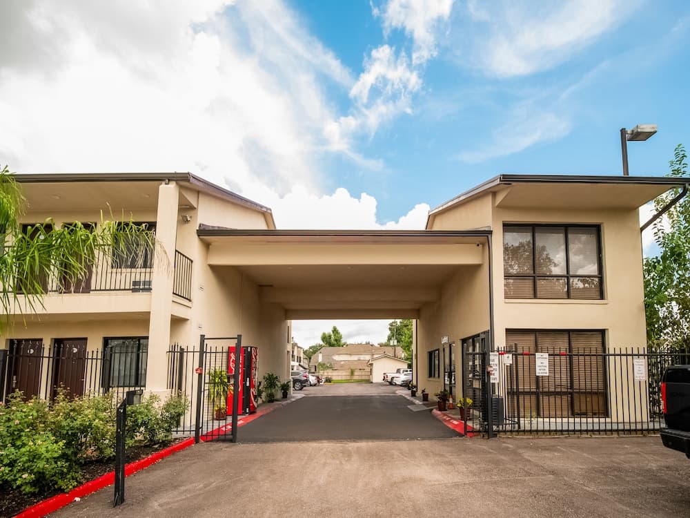 OYO Hotel Houston N Fm-1960 Champions TX