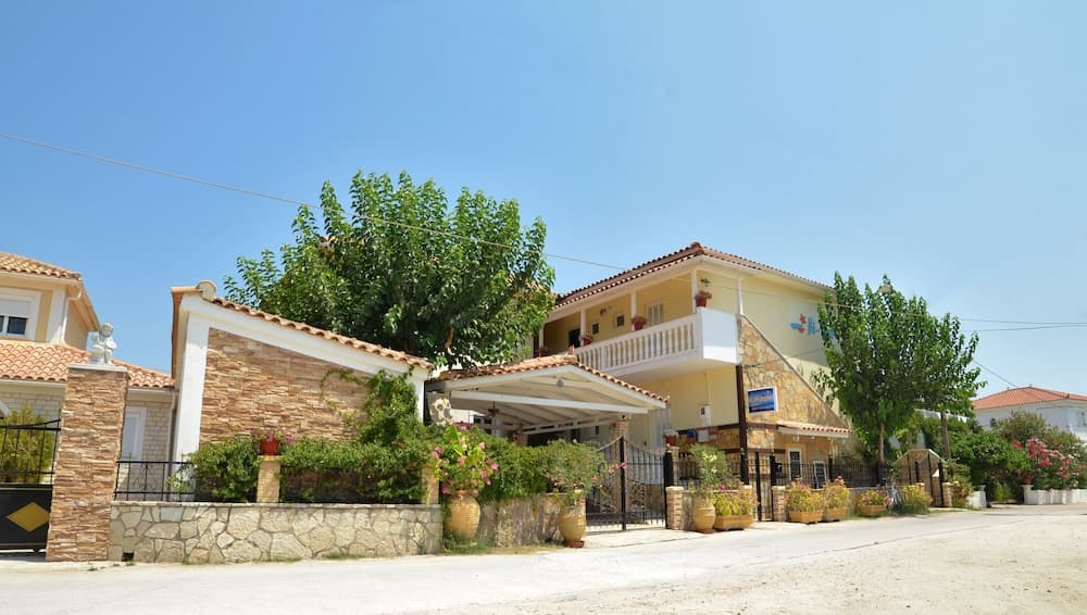 Ni-Mar Studios & Apartments