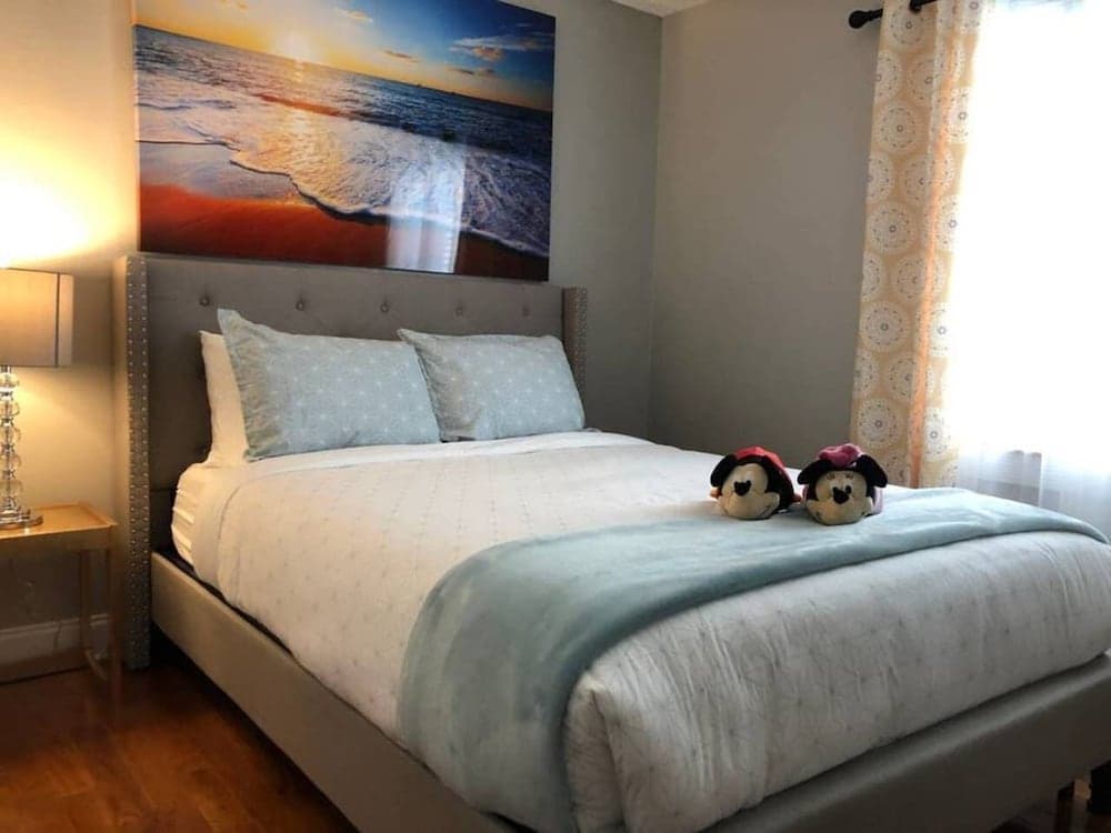 6149 Sandcrest · Next TO Universal. 8 Beds. Pool. Very Clean