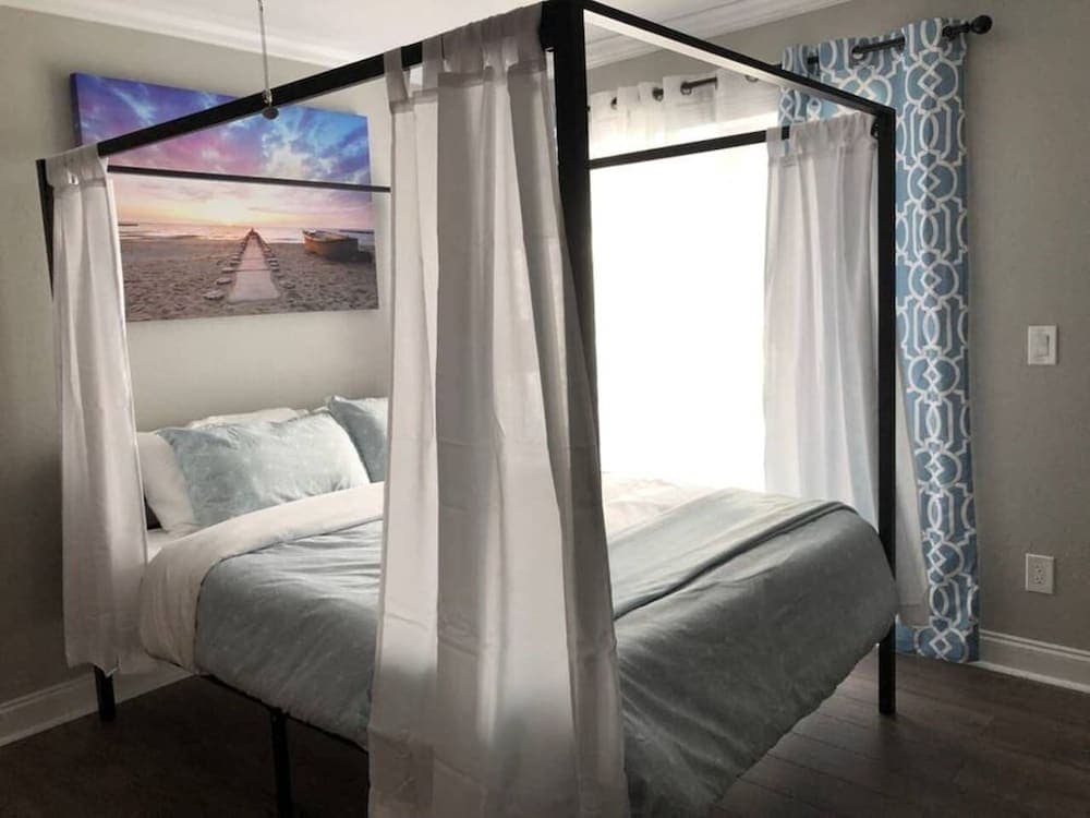 6151 Sandcrest · Next to Universal. Pool Sleep 9. Walk to Park