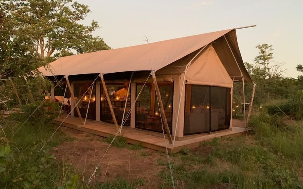 Konaklama yerinin ön cephesi - akşam/gece